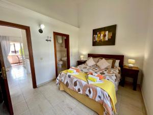 een slaapkamer met een bed en een badkamer bij Carlos Park 51 in Playa Blanca