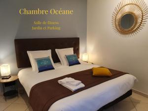 מיטה או מיטות בחדר ב-Locations LA MARINA, Fitness, Laverie, Parking, Tarifs au mois, Aérospaciale