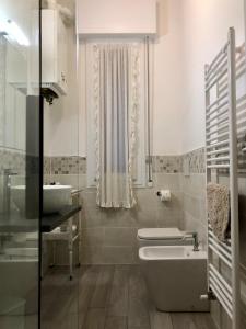 ein Badezimmer mit einem Waschbecken, einem WC und einer Badewanne in der Unterkunft A casa Gasperini - Appartamento in centro a Casalecchio di Reno in Casalecchio di Reno