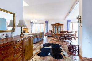 Villa Santa Agata في Bobritsa: غرفة معيشة مع خزانة ملابس وغرفة طعام