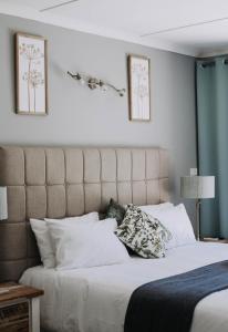 1 dormitorio con 1 cama grande con almohadas blancas en The Living Collective Villa en Hilton