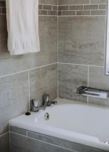 een badkamer met een bad en een wastafel bij The Living Collective Villa in Hilton
