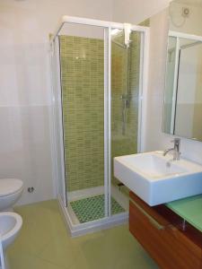 bagno con doccia, lavandino e servizi igienici di Apartments Porto Santa Margherita 40282 a Porto Santa Margherita di Caorle