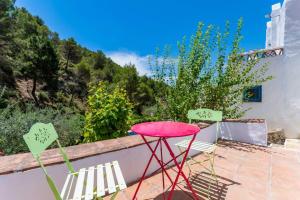 Zdjęcie z galerii obiektu Casa Rosa, con encanto y piscina climatizada w mieście Frigiliana
