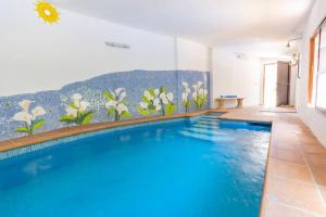 Basen w obiekcie Casa Rosa, con encanto y piscina climatizada lub w pobliżu