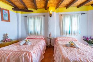 Łóżko lub łóżka w pokoju w obiekcie Casa Rosa, con encanto y piscina climatizada
