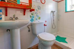 łazienka z toaletą, umywalką i prysznicem w obiekcie Casa Rosa, con encanto y piscina climatizada w mieście Frigiliana