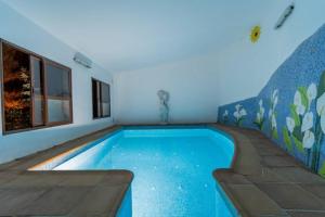 Basen w obiekcie Casa Rosa, con encanto y piscina climatizada lub w pobliżu