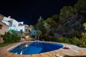 Basen w obiekcie Casa Rosa, con encanto y piscina climatizada lub w pobliżu