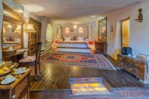 Postel nebo postele na pokoji v ubytování Cappadocia Gamirasu Cave Hotel