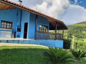 una casa azul con vistas a una colina en Casa em São Francisco Xavier/sp en São Francisco Xavier