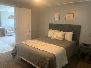 um quarto com uma cama e uma porta para uma sala de estar em Green Mountain Cabins em Killington