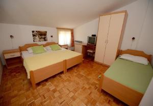 Кровать или кровати в номере Apartments Ankica - 150 m from beach