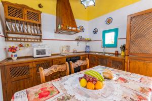 Kuchnia lub aneks kuchenny w obiekcie Casa Rosa, con encanto y piscina climatizada