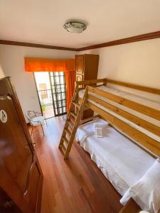 ロス・レアレホスにあるCanary Bio Hostel Tenerifeのベッドルーム1室(二段ベッド1組、はしご付)