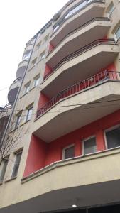 Imagen de la galería de ORA-PRN,cosy apartment in the city center, en Pristina