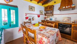 Kuchnia lub aneks kuchenny w obiekcie Casa Rosa, con encanto y piscina climatizada