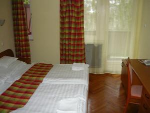 Posteľ alebo postele v izbe v ubytovaní Ezüstfenyő Hotel