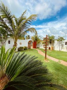 um quintal com palmeiras e uma casa em Casa Dos Patos em Flecheiras