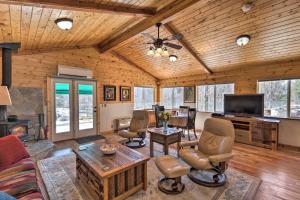 Μια τηλεόραση ή/και κέντρο ψυχαγωγίας στο Victor Woodland Cabin Retreat with Fire Pit