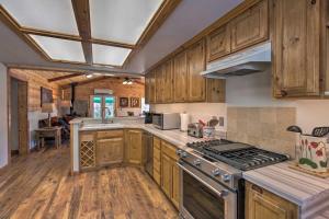 Η κουζίνα ή μικρή κουζίνα στο Victor Woodland Cabin Retreat with Fire Pit