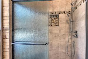Ένα μπάνιο στο Victor Woodland Cabin Retreat with Fire Pit +29 φωτογραφίες