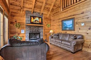ein Wohnzimmer mit 2 Ledersofas und einem Kamin in der Unterkunft Luxe Smoky Mountain Cabin Indoor Pool and Fire Pit! in Sevierville