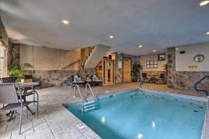 Galeriebild der Unterkunft Luxe Smoky Mountain Cabin Indoor Pool and Fire Pit! in Sevierville