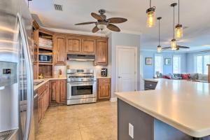 Spacious Gulf Shores Home Private Pool and Deck!的厨房或小厨房