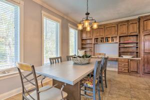 Spacious Gulf Shores Home Private Pool and Deck!的厨房或小厨房