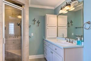 Spacious Gulf Shores Home Private Pool and Deck!的一间浴室