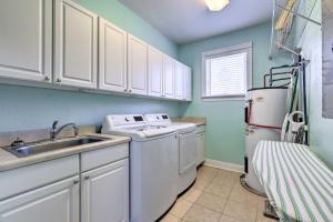 Spacious Gulf Shores Home Private Pool and Deck!的厨房或小厨房