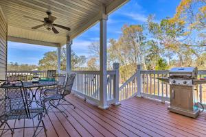 Spacious Gulf Shores Home Private Pool and Deck!的阳台或露台