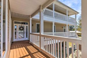 Spacious Gulf Shores Home Private Pool and Deck!的阳台或露台