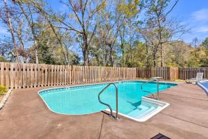 Spacious Gulf Shores Home Private Pool and Deck!内部或周边的泳池