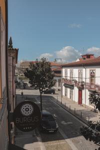 een auto geparkeerd aan de kant van een straat bij Burgus Tribute & Design Hotel in Braga