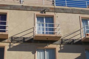 Un edificio con un balcón en el lateral. en Departamento Mailin, en Puerto Madryn