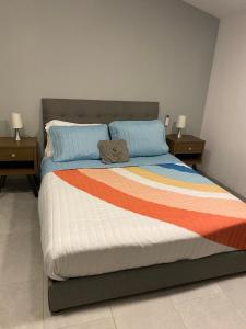 1 dormitorio con 1 cama con 2 mesitas de noche en Casa de las Palmeras Lomas de Cocoyoc, en Atlatlahucan 32 fotos más