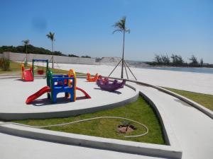 Area permainan anak di Flat entre mar e lagoa II