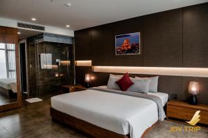 Giường trong phòng chung tại Joy Trip Hotel & Spa Nha Trang