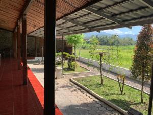 desde el porche de una casa con jardín en Rajasa Hotel en Borobudur