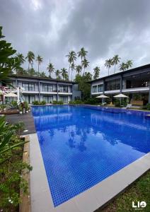 einem großen blauen Pool vor einem Gebäude in der Unterkunft Huni Lio in El Nido