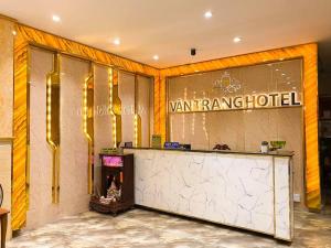Vân Trang Hotel في فينه لونج: واجهة متجر مع كونتر في الغرفة