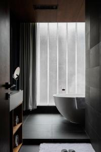 Koupelna v ubytování The Nook Hotel Hangzhou - A design hotel, 20 mins to West Lake and Lingyin Temple + 37 fotografií