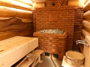 Park Hotel Burduguz في Burduguz: حمام في كابينة خشب مع مرحاض وحوض استحمام