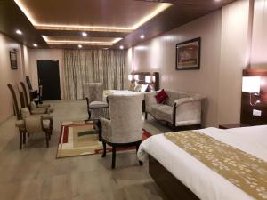 Maple Leaf Hotel的休息区