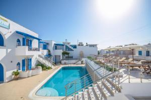 uitzicht op het zwembad en de patio van een hotel bij Summer Dream 1 in Agios Prokopios