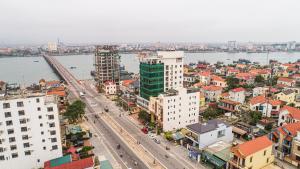 uma vista aérea de uma cidade com um rio e edifícios em Rose Hotel Quảng Bình em Dong Hoi