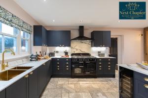 A cozinha ou cozinha compacta de Luxury Four Bed Country House With Hot Tub - Woodchurch near to Ashford