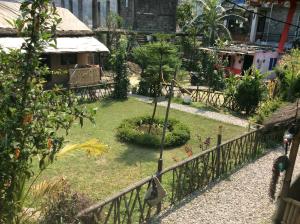 un jardín con una valla y un pequeño patio en My beautiful cottage in pokhara en Pokhara